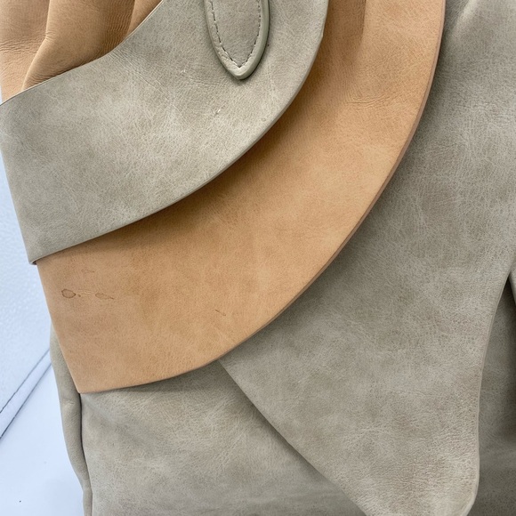 Kensie Vegan Leather Tote Purse handbag tan Tassel Double handles - Picture 3 of 11